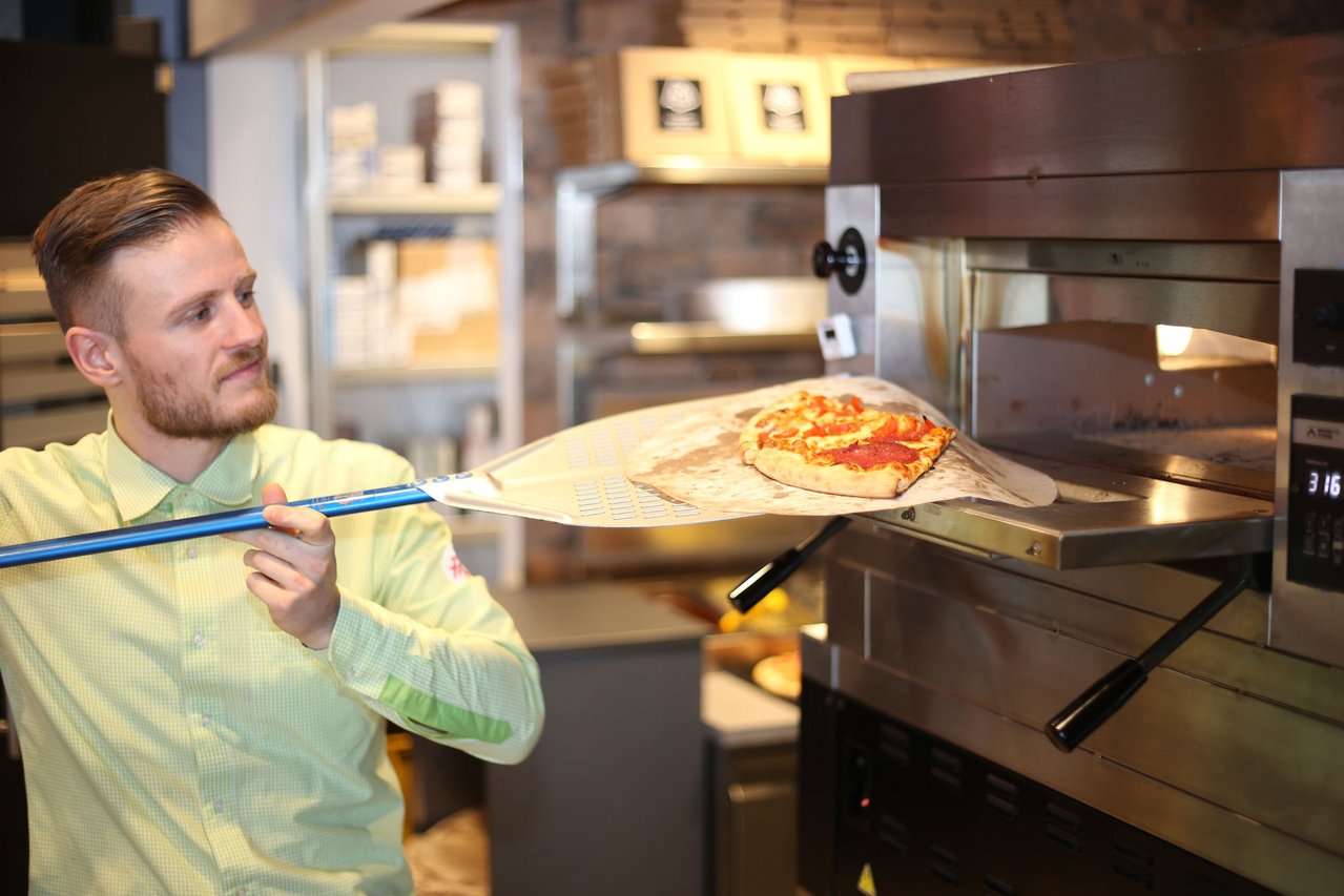 Prima-Pizza-kommt_in-den-Ofen__1614.JPG